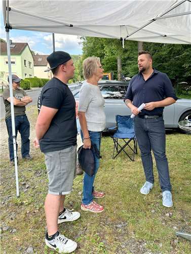 Oberbürgermeister Lennart Siefert besprach in Friedrichssegen die Anliegen der Bürgerinnen und Bürger.  Foto: Eva Dreiser / Stadtverwaltung Lahnstein)