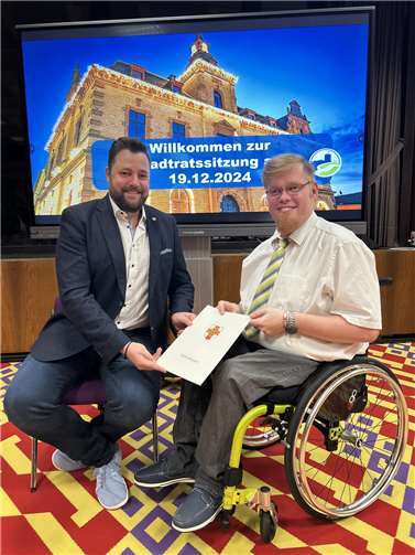 Oberbürgermeister Lennart Siefert mit dem frisch ernannten Behindertenbeauftragten der Stadt Lahnstein, Dennis Bloem.  Foto: Eva Dreiser / Stadtverwaltung Lahnstein