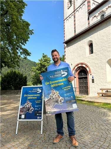 Oberbürgermeister Lennart Siefert stellt das neue Logo und Plakat vor.  Foto: Eva Dreiser / Stadtverwaltung Lahnstein