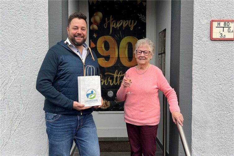 Oberbürgermeister Lennart Siefert überbrachte persönlich seine herzlichsten Glückwünsche.Foto: Stadtverwaltung Lahnstein