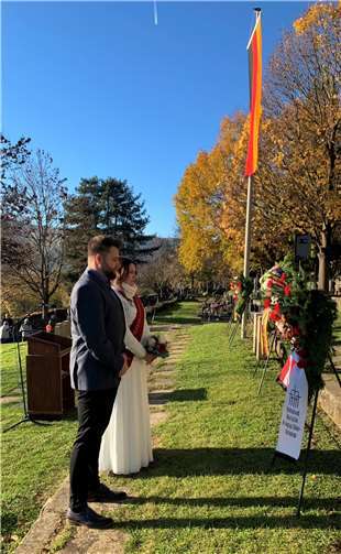 Oberbürgermeister Lennart Siefert und Rhein-Lahn-Nixe Adriana I. gedenken am Krank der Stadt Lahnstein den Toten.  Foto: Mira Bind / Stadtverwaltung Lahnstein
