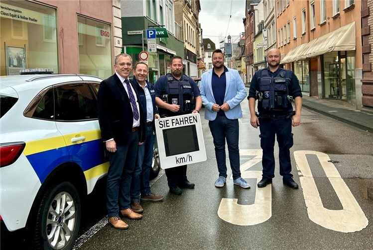 Oberbürgermeister Lennart Siefert und Vertreter des Fachbereichs Sicherheit, Ordnung und Verkehr mit einem der neuen Messgeräte, die künftig im Stadtgebiet Geschwindigkeiten erfassen. Foto: Eva Dreiser / Stadtverwaltung Lahnstein