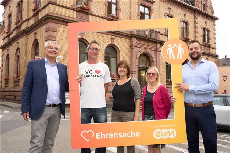 Oberbürgermeister Lennart Siefert und evm-Kommunalbetreuer Theo Schröder übergeben den Spendenbetrag an Vertreter der begünstigten Vereine in Lahnstein.  Foto/Copyright: evm/Frey