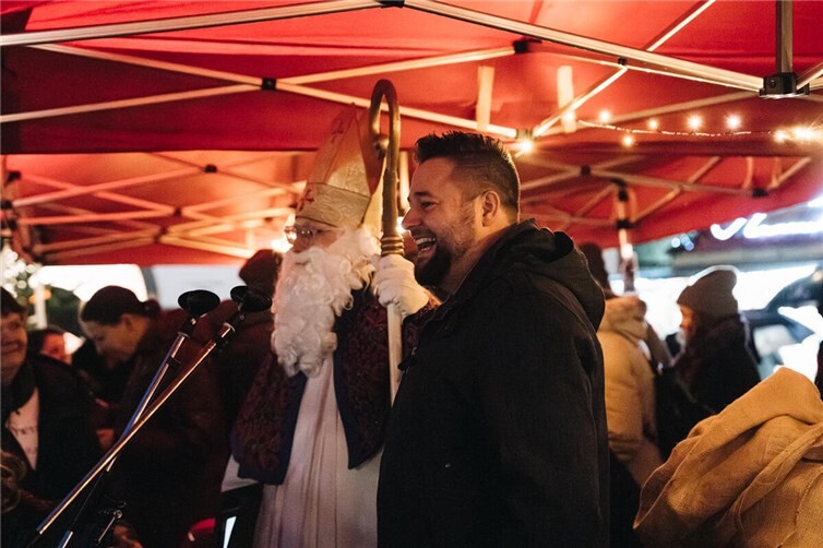 Oberbürgermeister Lennart Siefert war gemeinsam mit dem Nikolaus unterwegs.
