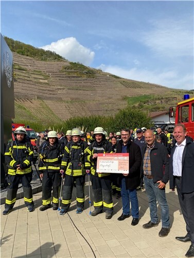 Oberbürgermeister Marc Weigel übergibt in Anwesenheit der vier Läufer und Staatssekretär Randolf Stich den Spendencheck in Höhe von 250.000 Euro an die Gemeinde Mayschoß und den Ersten Beigeordneten Hartwig Baltes.  Copyright: Aufbaustab Mayschoß
