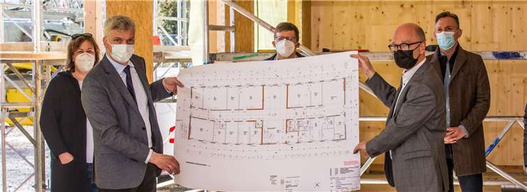Oberbürgermeister Meid, Architekt Karl Feils und Lothar Rosenbaum präsentieren Stolz den Bauplan. Fotos: Roland Schäfges - www.myfoto24.eu
