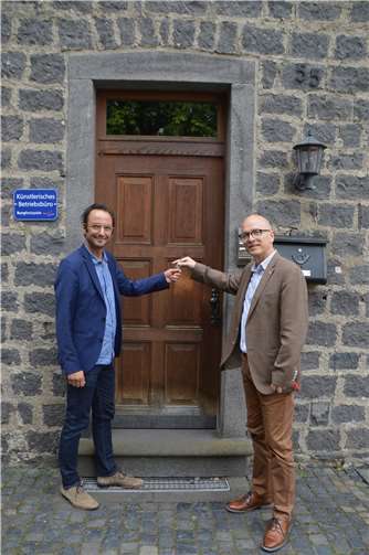 Oberbürgermeister Meid (re.) übergibt die Schlüssel zur neuen Wirkungsstätte an Alexander May.Fotos: Jacqueline Blang/Stadt Mayen