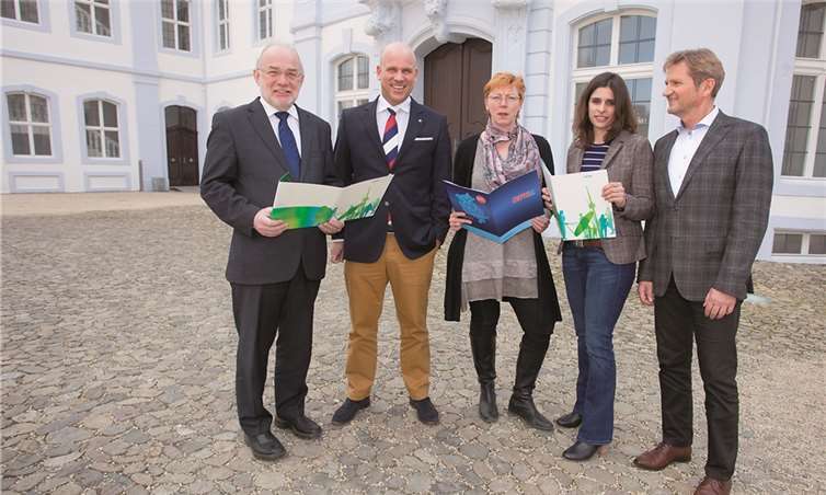 Oberbürgermeister Nikolaus Roth, Marc Mutert von RPR 1, Organisationsleiterin Petra Neuendorf, Katja Hudelmaier vom SWR und Steffen Bungert aus der Staatskanzlei stellen das Programm auf den beiden Hauptbühnen vor.  WT