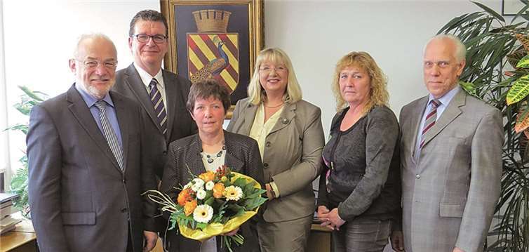 Oberbürgermeister Nikolaus Roth, Personalratsvorsitzender Jörg Hergott, vhs-Leiterin Jutta Golinski, Kollegin Karin Groh und der ehemalige Beigeordnete der Stadt Neuwied Jürgen Moritz (v.li.) gratulierten Herta Ries zu ihrem nun erreichten Ruhestand. Stadt Neuwied