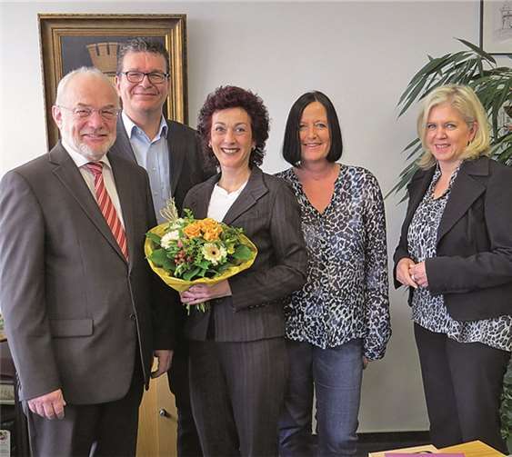 Oberbürgermeister Nikolaus Roth, der Personalratsvorsitzende Jörg Hergott, Kollegin Gudrun Schoor und die stellvertretende Amtsleiterin Jutta Günther gratulierten Astrid Gross zu ihrem Jubiläum. Stadt Neuwied