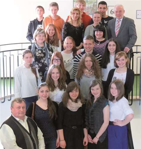 Oberbürgermeister Nikolaus Roth konnte jetzt 18 Austauschschüler mit ihren Lehrern in der Verwaltung begrüßen. privat