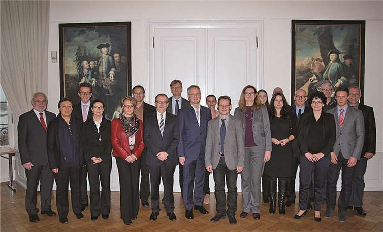 Oberbürgermeister Nikolaus Roth (l.) konnte die Gäste zu der zweitägigen Zusammenkunft im Engerser Schloss begrüßen.Stadtverwaltung Neuwied