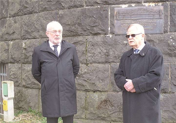 Oberbürgermeister Nikolaus Roth (l.) und Werner Johann Keßler erinnerten an die Geschehnisse vor 70 Jahren.