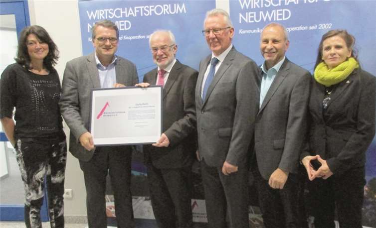 Oberbürgermeister Nikolaus Roth nahm den Gutschein des Wifos aus den Händen von Vorstand Thomas Wildt und seinen Vorstandskollegen entgegen. WiFo
