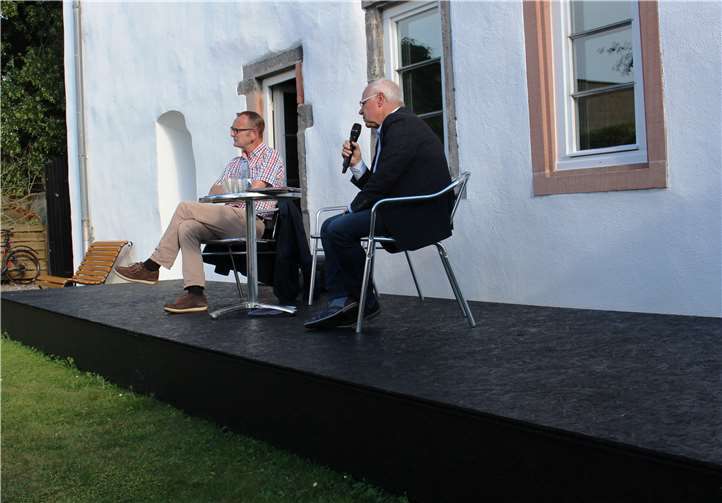 Oberbürgermeister Peter Labonte und der Leiter des Fachbereichs 5, Jörg Deutesfeld.