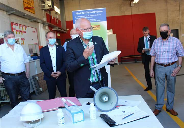 Oberbürgermeister Peter Labonte verliest die Forderungen der Resolution. Rechts im Bild Lahnsteins Bürgermeister Adalbert Dornbusch, der die Bahn bereits kurz nach dem Unfall für ihre Informationspolitik scharf kritisierte.