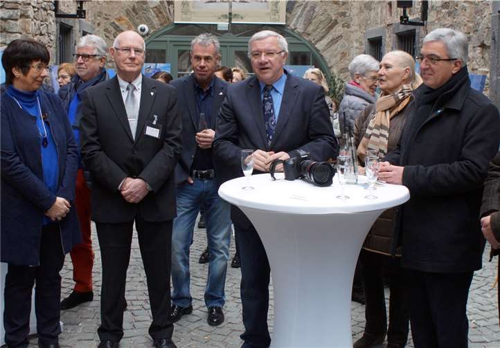 Oberbürgermeister Prof. Dr. Hofmann-Göttig (2.v.r) wies e in seinem Grußwort auf die Bedeutung der Seilbahn für Koblenz und die Region und dankte dem Künstlerehepaar und den Buga-Freunden für diese erneut gelungene Kunstaktion.