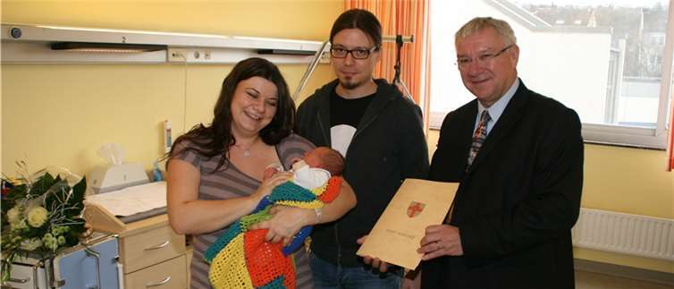 Oberbürgermeister Prof. Dr. Hofmann-Göttig beglückwünscht die frischgebackenen Eltern Tanja Hündgen und Sönke Hansen aus Ochtendung zur Geburt von Keno, das erste Baby des neuen Jahres im Kemperhof Koblenz. Foto: Gemeinschaftsklinikum Koblenz-Mayen