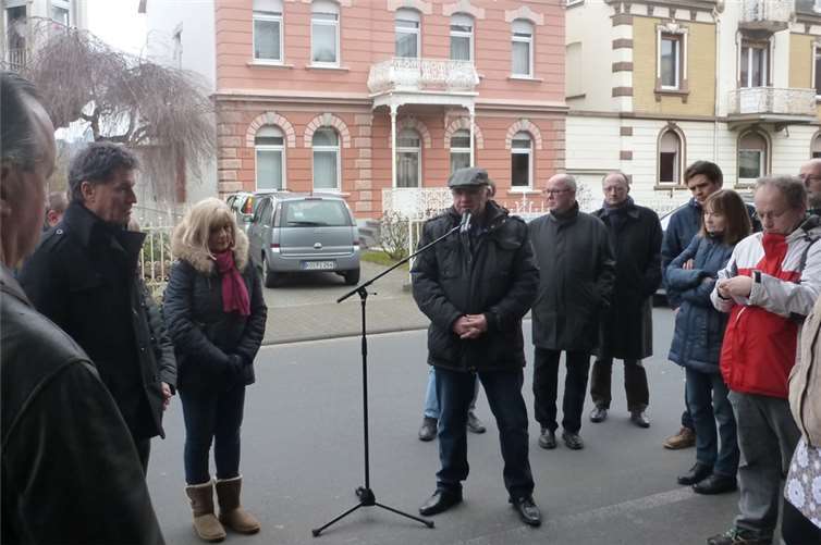 Oberbürgermeister Prof. Dr. Hofmann-Goettig fand ergreifende Worte. M.d.B. Detlef Pilger (l.) und Kulturdezernentin Margit Theis-Scholz (Mitte) waren ebenfalls in die Emserstraße gekommen.