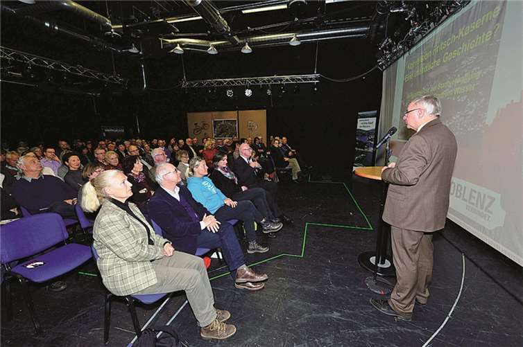 Oberbürgermeister Prof. Dr. Hofmann-Göttig (re.) referierte über das Großvorhaben, neuen Wohnraum und Gewerbe im Bereich der ehemaligen Fritsch-Kaserne entstehen zu lassen.  Guth