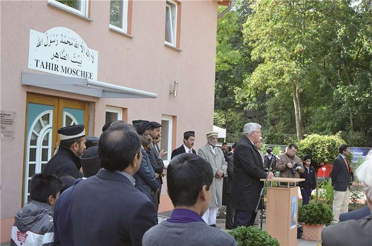 Oberbürgermeister Prof. Dr. Hofmann-Göttig richtete sein Grußwort an die zahlreichen Besucher und die Ahmadiyya Muslim Gemeinde von Koblenz. privat