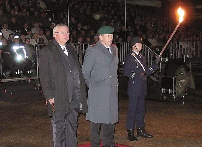 Oberbürgermeister Prof. Dr. Hofmann-Göttig und Generalleutnant Bruno Kasdorf.