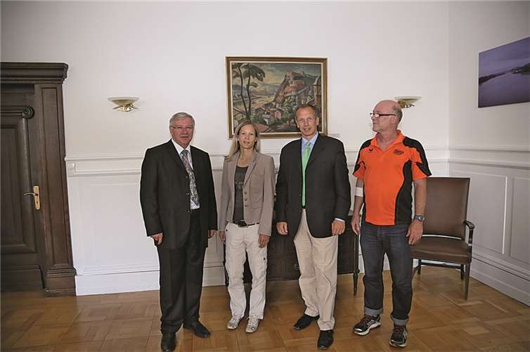 Oberbürgermeister Prof. Dr. Joachim Hoffmann-Göttig, Dr. Sabine Bauer, Leiterin des Allgemeinen Hochschulsports, Prof. Dr. J. Felix Hampe, Vizepräsident der Universität, und Roland Wesche, Geschäftsführer des Lauftreffs Untermosel (v. l.) besiegelten die Zusammenarbeit. privat