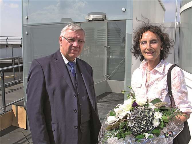Oberbürgermeister Prof. Dr. Joachim Hofmann-Göttig überraschte Ellen Meudt mit einem Blumenstrauß.Privat