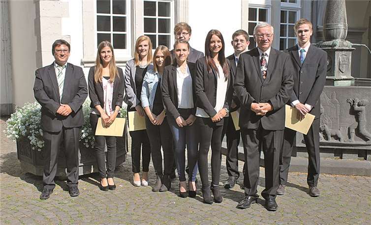 Oberbürgermeister Prof. Dr. Joachim Hofmann-Göttig (2.v.r.) begrüßte und ernannte die neuen Anwärter im Dienste der Stadt Koblenz und konnte sie in die „Obhut“ des städtischen Ausbildungsbeauftragten Stefan Becker (1.v.l.) übergeben.  Privat