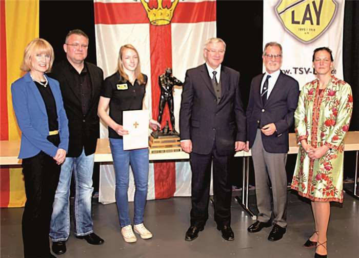 Oberbürgermeister Prof. Dr. Joachim Hofmann-Göttig (3. v. r.) und Bürgermeisterin Marie-Theres Hammes-Rosenstein zeichneten Celina Leffler (3. v. l.) als Koblenzer „Sportlerin des Jahres 2013“aus. US