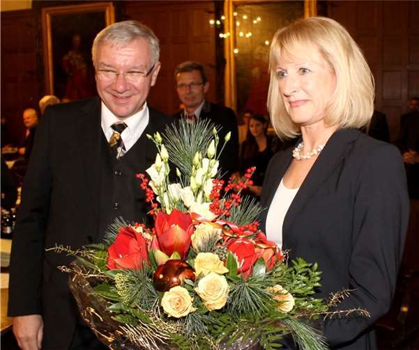 Oberbürgermeister Prof. Dr. Joachim Hofmann-Göttig gratulierte der wiedergewählten Bürgermeisterin.