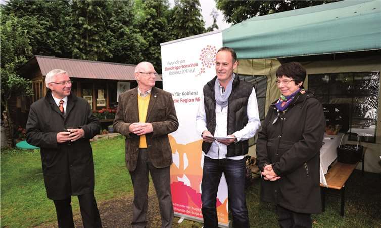 Oberbürgermeister Prof. Dr. Joachim Hofmann-Göttig; Ernst H. Lutz, Vorsitzender BUGA-Freunde; Axel Voigt, 1000. Mitglied; Anna Maria Schuster, Geschäftsführerin BUGA-Freunde (v.l.).D. Guth
