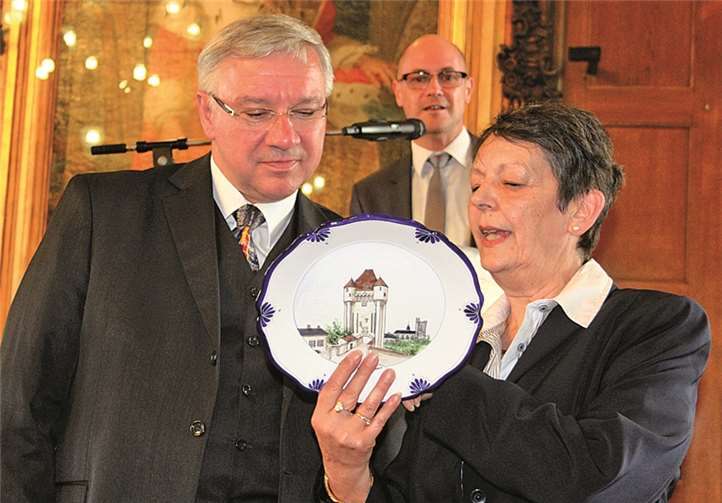 Oberbürgermeister Prof. Dr. Joachim Hofmann-Göttig erhielt von der Nevers-Beigeordneten Yvette Morillon als Gastgeschenk unter anderem einen Porzellanteller aus Nevers. RW