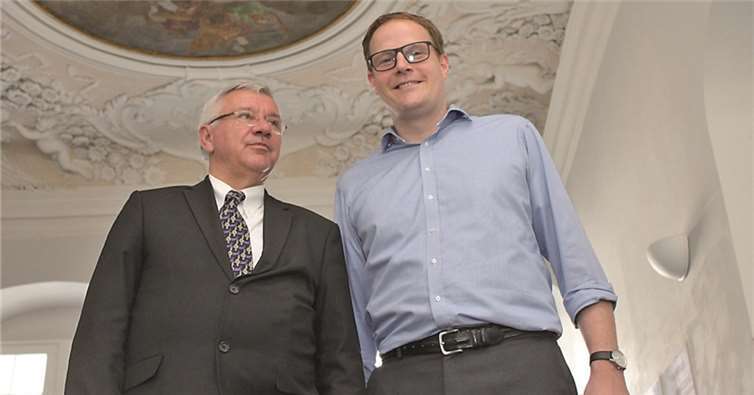 Oberbürgermeister Prof. Dr. Joachim Hofmann-Göttig freut sich mit Claus Hoffmann (r.).Stadt Koblenz