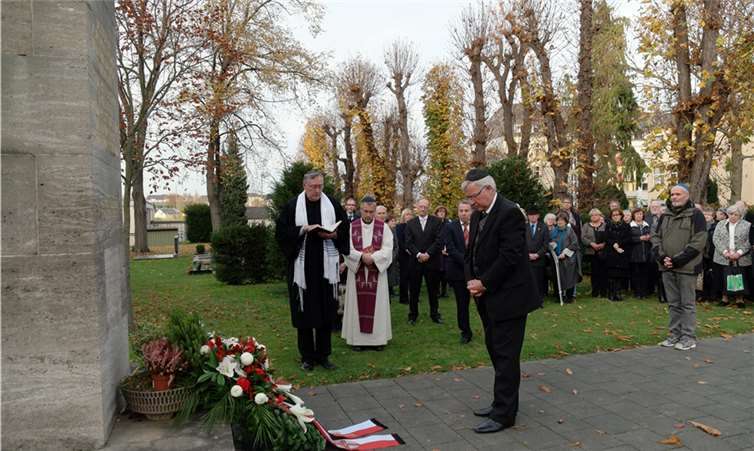 Oberbürgermeister Prof. Dr. Joachim Hofmann-Göttig gedachte der Opfer des Nationalsozialismus. ND