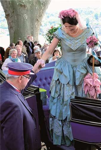 Oberbürgermeister Prof. Dr. Joachim Hofmann Göttig half der Kaiserin aus der Kutsche.
