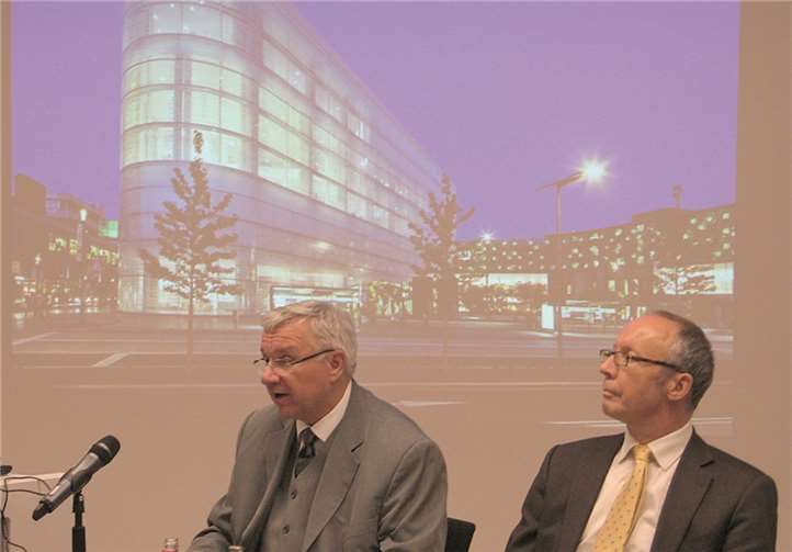 Oberbürgermeister Prof. Dr. Joachim Hofmann-Göttig (l.) und Kulturdezernent Detlef Knopp präsentierten die Zahlen des nun so gut wie abgeschlossenen Großprojekts „Forum Confluentes“.