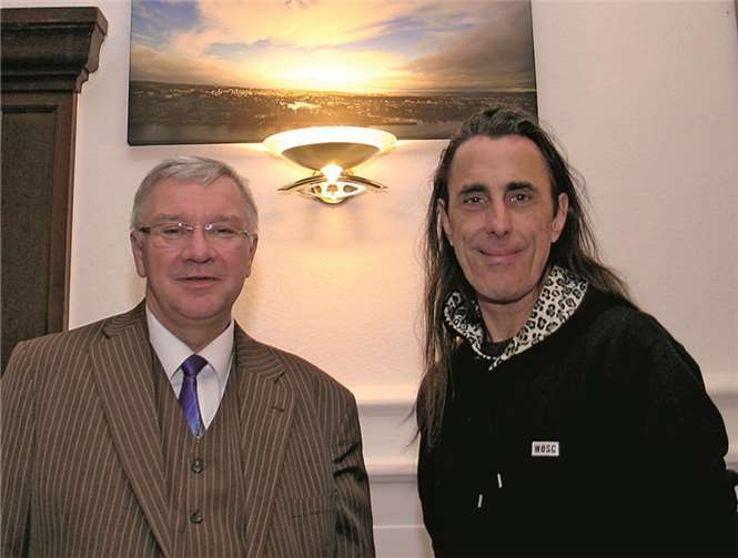 Oberbürgermeister Prof. Dr. Joachim Hofmann-Göttig mit dem Koblenzer Künstlers Ralf „Lucky“ Luxem. Stadt Koblenz