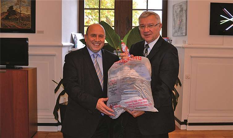 Oberbürgermeister Prof. Dr. Joachim Hofmann-Göttig (re.) überreicht dem Vorstandsvorsitzenden des Kreisverbandes Koblenz-Stadt e.V., Leo Biewer, seine Kleiderspende. Als Dank erhält er einen Schokoladenweihnachtsmann. DRK Kreisverband Koblenz-Stadt e.V.