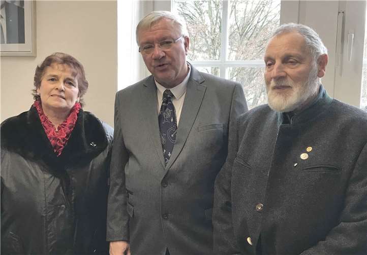 Oberbürgermeister Prof. Dr. Joachim Hofmann-Göttig umrahmt von dem Ehepaar Schneider.Manuela Schneider-Noll