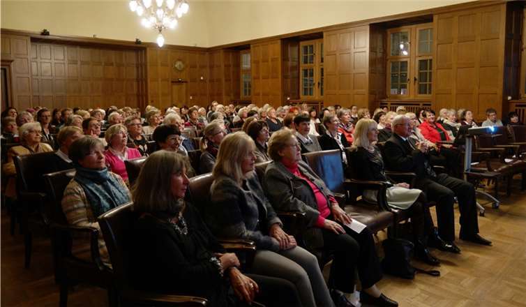 Oberbürgermeister Prof. Dr. Joachim Hofmann-Göttig und Bürgermeisterin Marie-Theres Hammes-Rosenstein (vordere reihe, rechts) verfolgten ebenso wie die geladenen Frauen mit Interesse den Festvortrag. ND