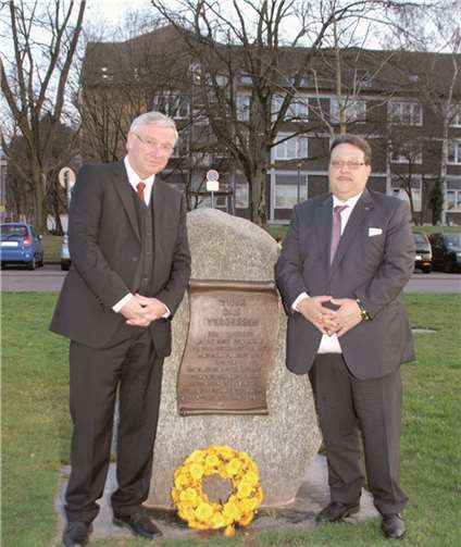 Oberbürgermeister Prof. Dr. Joachim Hofmann-Göttig und Jacques Delfeld, Landesvorsitzender Deutscher Sinti und Roma, legten einen Kranz am Gedenkstein für die verschleppten und ermordeten Sinti und Roma aus Koblenz nieder. US