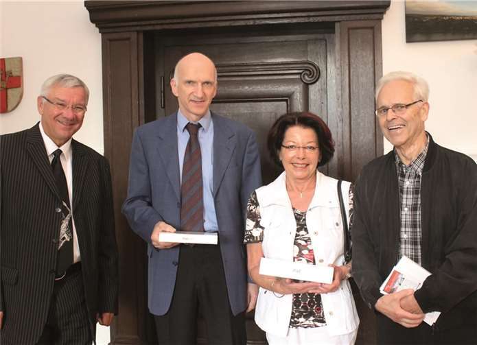Oberbürgermeister Prof. Dr. Joachim Hofmann-Göttig (v. l.) dankte Werner Breitbach, Brigitte Drewing-Christians und Dr. Dieter Klinker. Stadt Koblenz