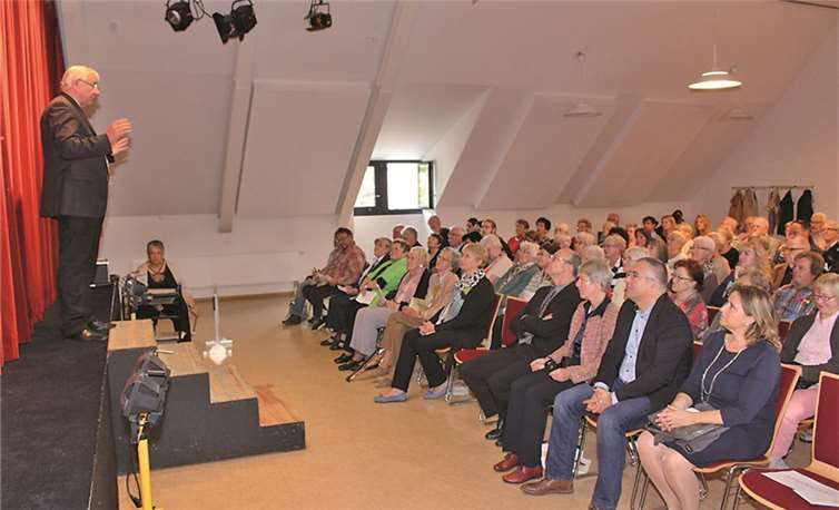 Oberbürgermeister Prof. Dr. Joachim Hofmann-Göttig zog Bilanz nach 25 Jahren Seniorentheater.