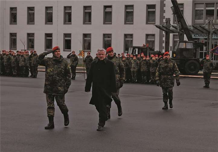 Oberbürgermeister Prof. Dr. Joachim Hofmann-Göttig zusammen mit dem Kommandeur des Zentrums Operative Information Oberst Christian Bader (links) und dem Kommandeur des Bataillons für Operative Information 950 Oberstleutnant Jörg Franke (mittig).privat