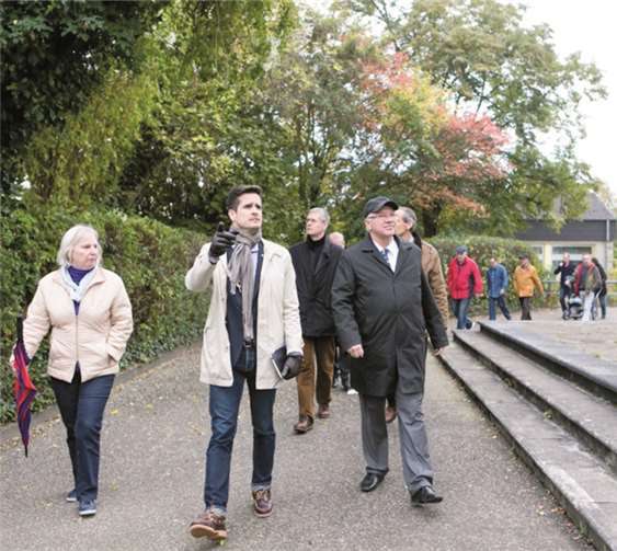 Oberbürgermeister Prof. Joachim Hoffmann-Götting (r.) mit Ratsmitglied Christian Altmaier beim Stadtteilspaziergang durch Metternich. privat