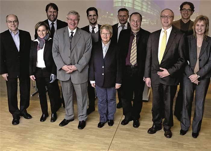 Oberbürgermeister Prof.Dr. Hofmann-Göttig ( 4.v.l.) zeigte sich gemeinsam mit den Verantwortlichen der Verwaltung und aus dem Stadtrat erfreut über den erfolgreichen Abschluss des Projektes Forum Confluentes HEP