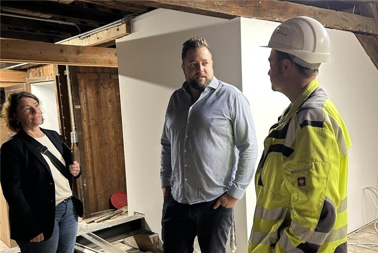 Oberbürgermeister Siefert bei der Begehung. Foto: Eva Dreiser / Stadtverwaltung Lahnstein