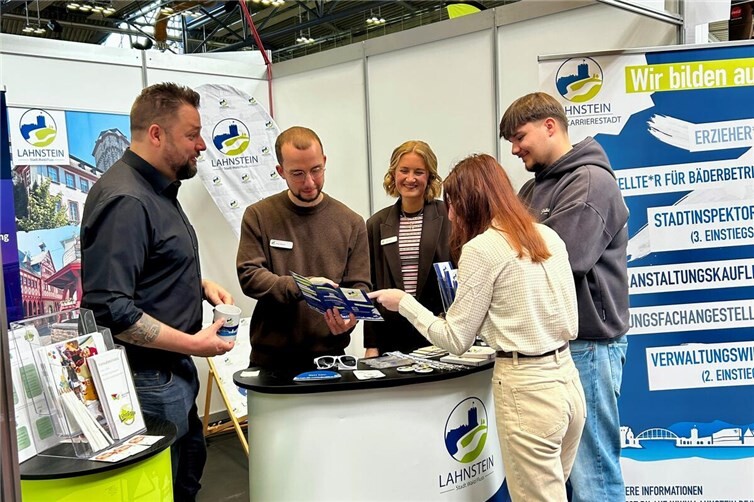 Oberbürgermeister Siefert freute sich gemeinsam mit seinen Mitarbeitern über das rege Interesse am Stand der Stadtverwaltung Lahnstein
