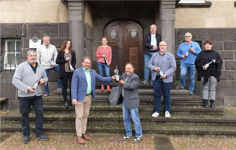 Oberbürgermeister Treis (Mitte, 1. Reihe) überreichte allen Mitgliedern des Arbeitskreis eine Flasche Wein zum Abschied.Foto: VG Mendig